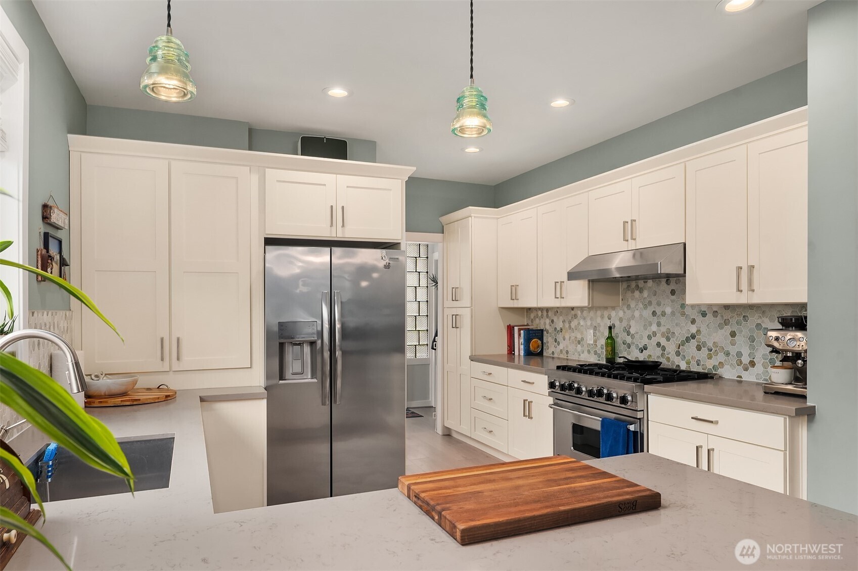 6411 WOODLAND Place N, Seattle, WA 98103