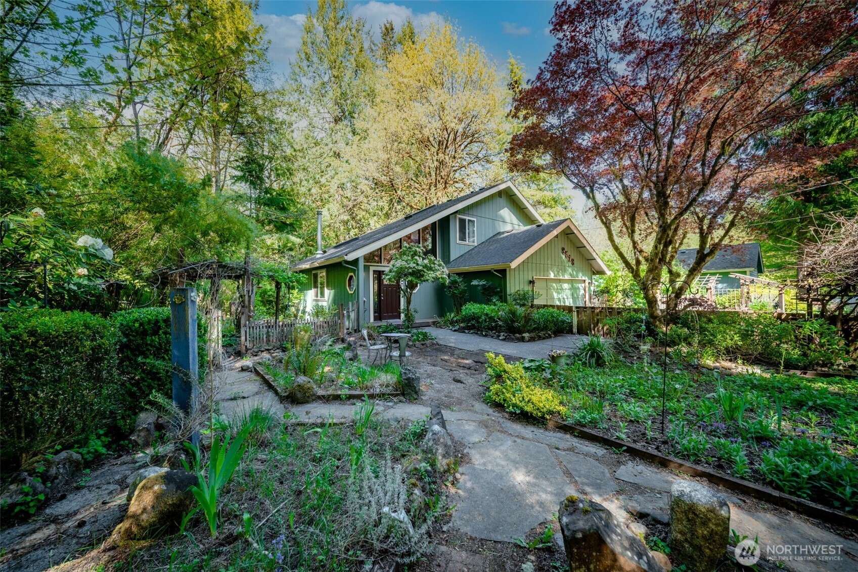 8518 Lake Lucinda Drive SW, Olympia, WA 98512