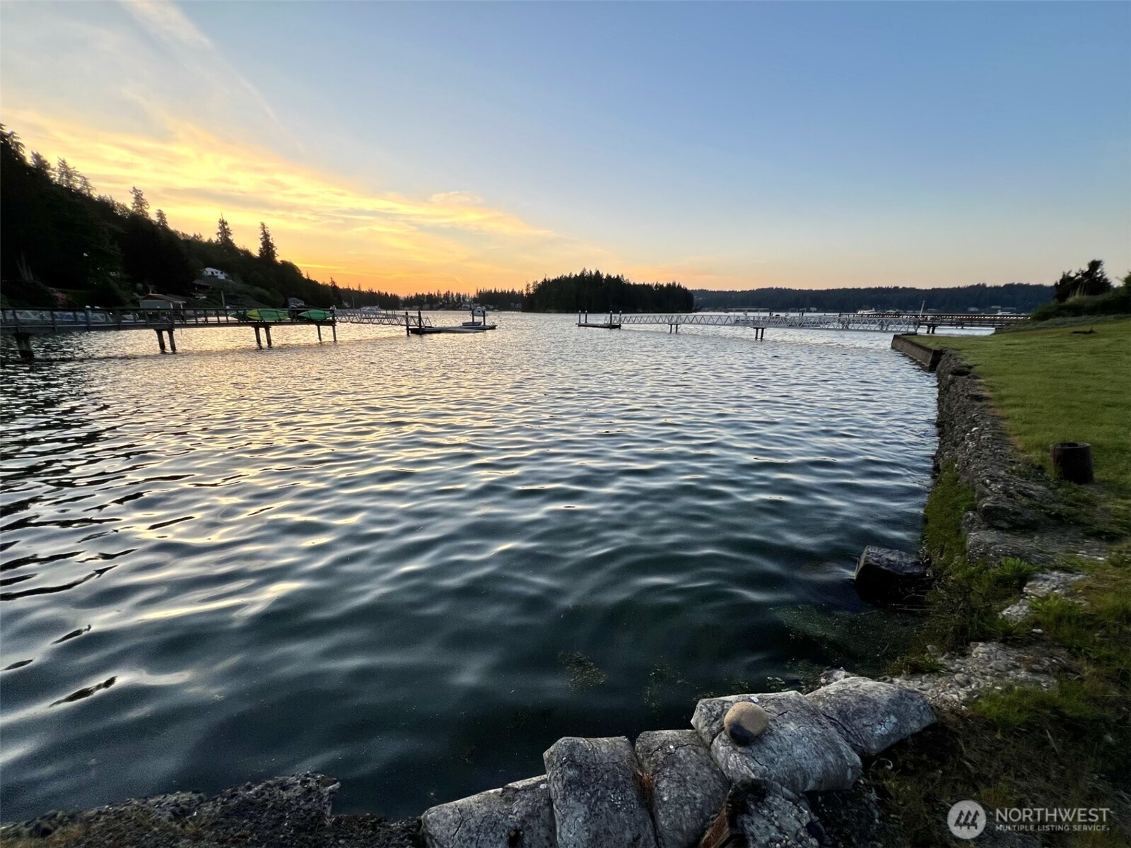 582 North Shore Blvd , Fox Island, WA 98333