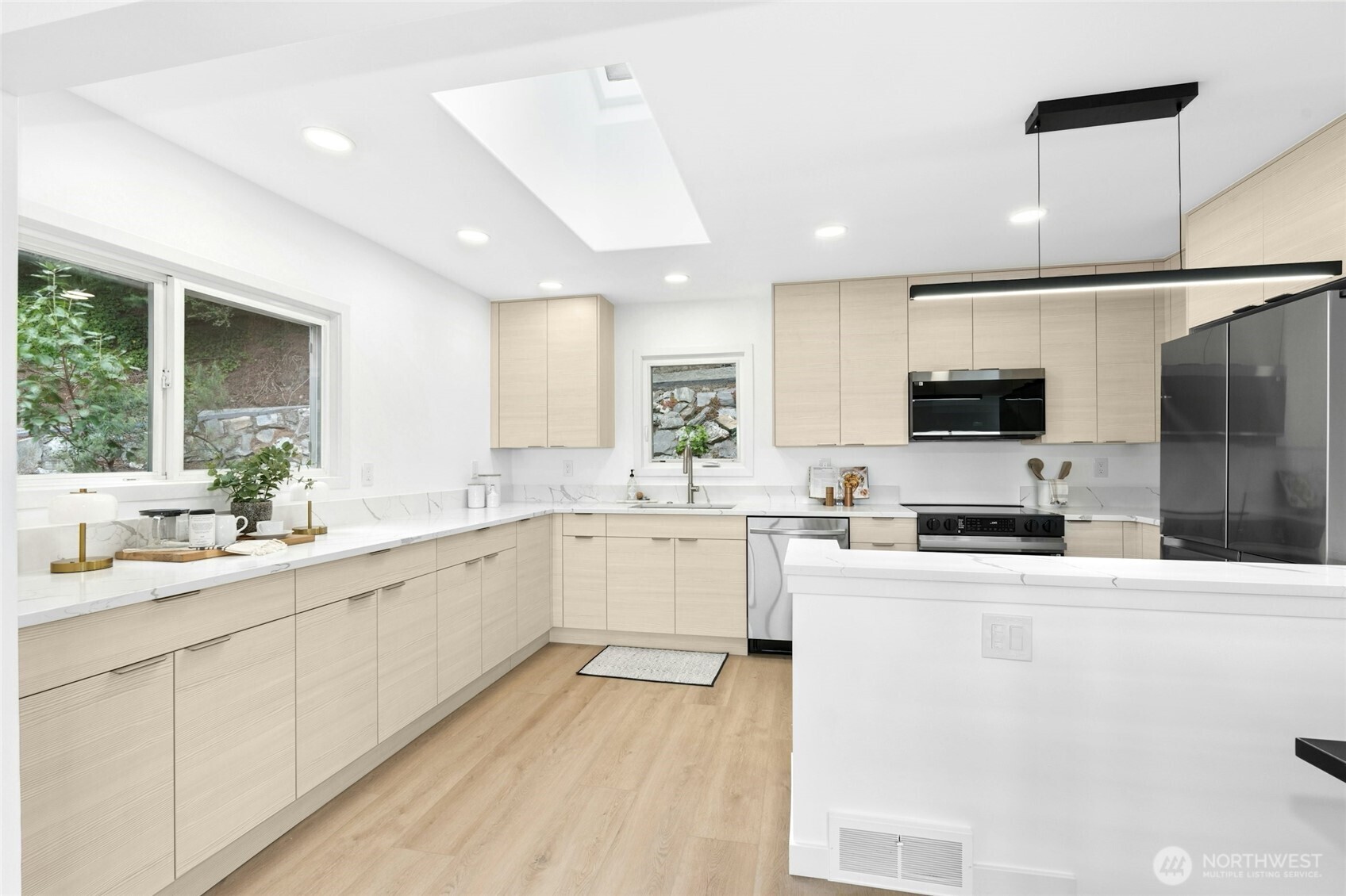 8953 NE 116th Place , Kirkland, WA 98034-6114