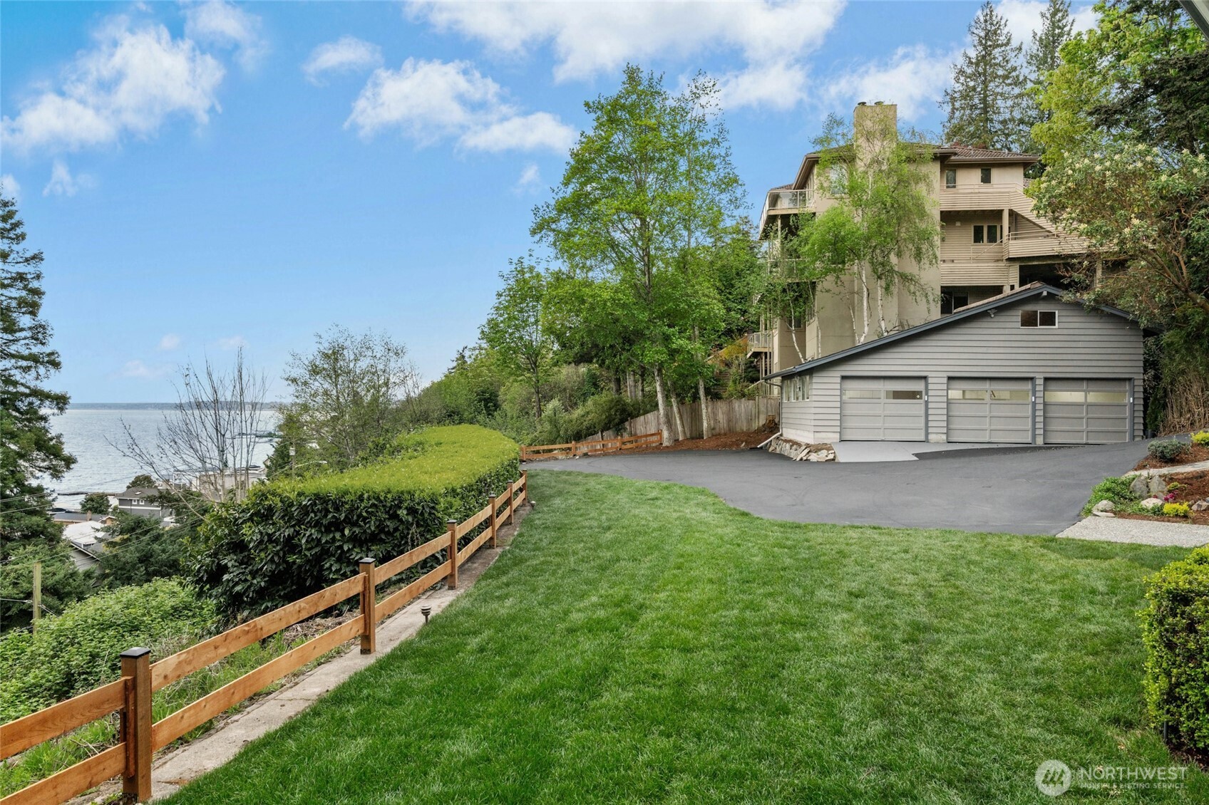 8953 NE 116th Place , Kirkland, WA 98034-6114