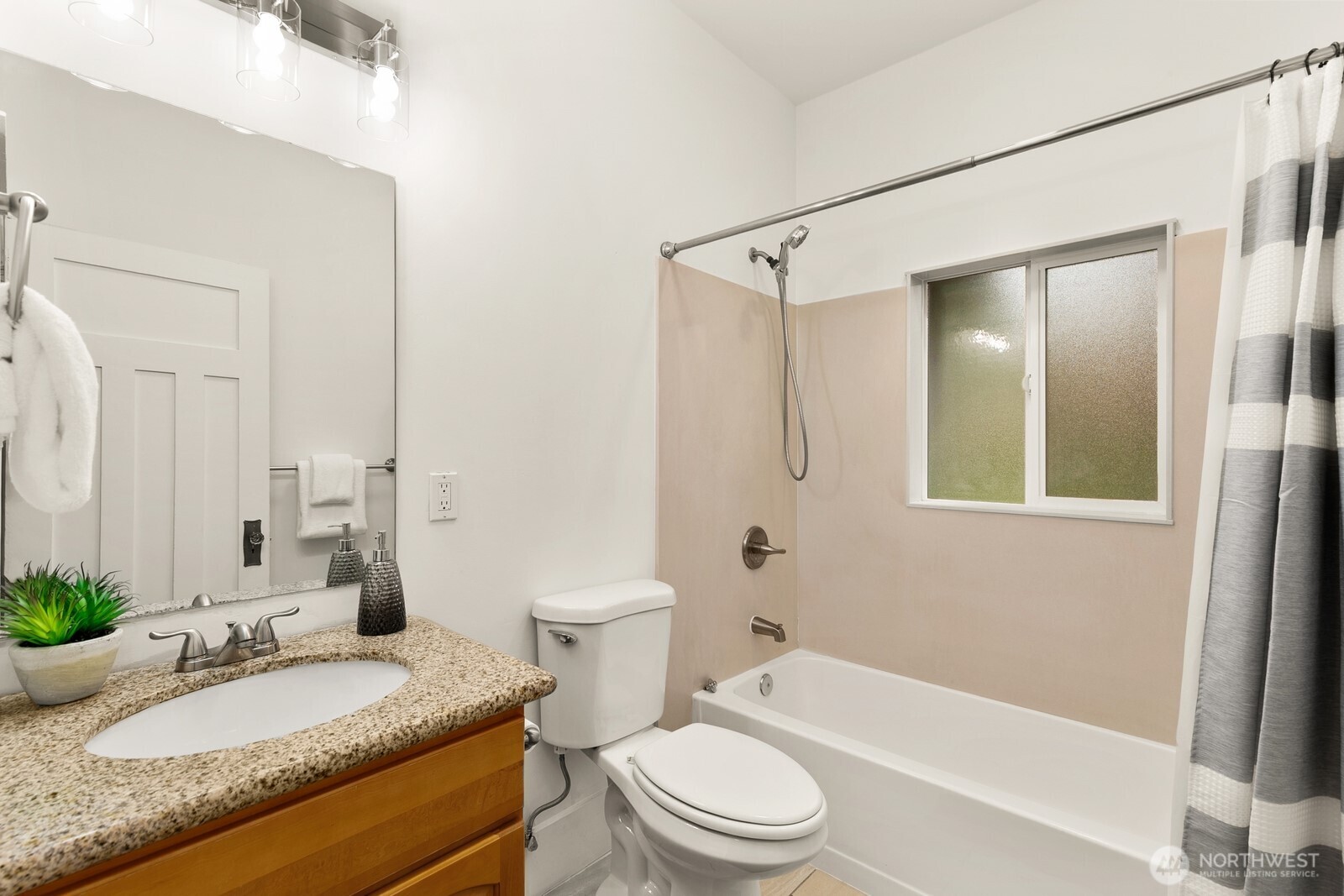 4207 SW Manning St , Seattle, WA 98116