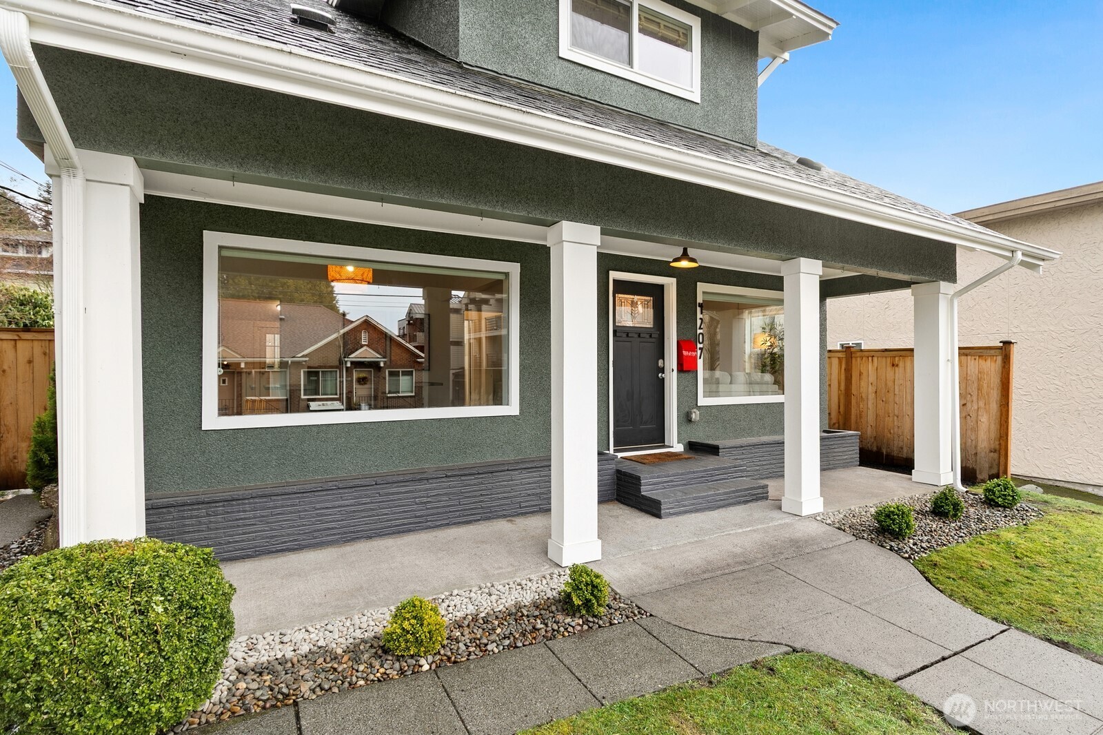 4207 SW Manning St , Seattle, WA 98116