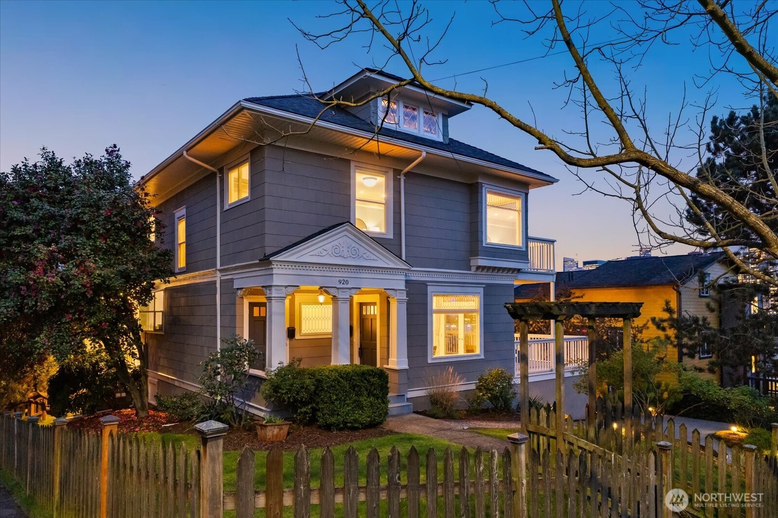 920 4th Avenue N, Seattle, WA 98109