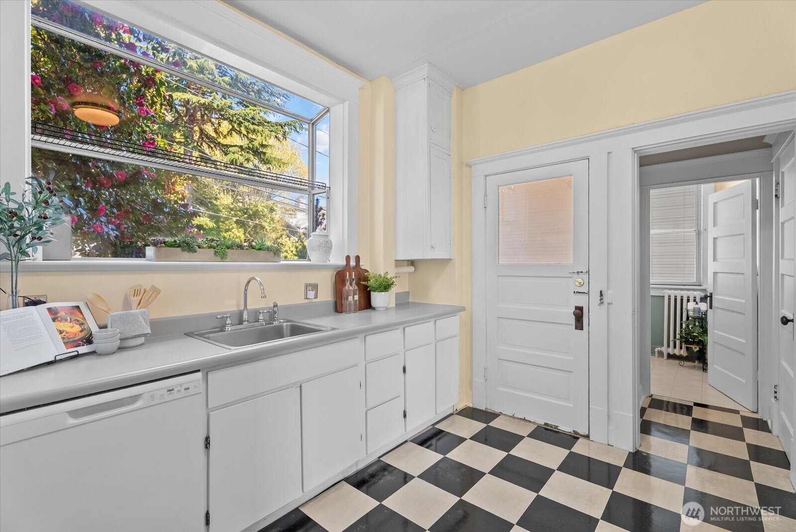 920 4th Avenue N, Seattle, WA 98109