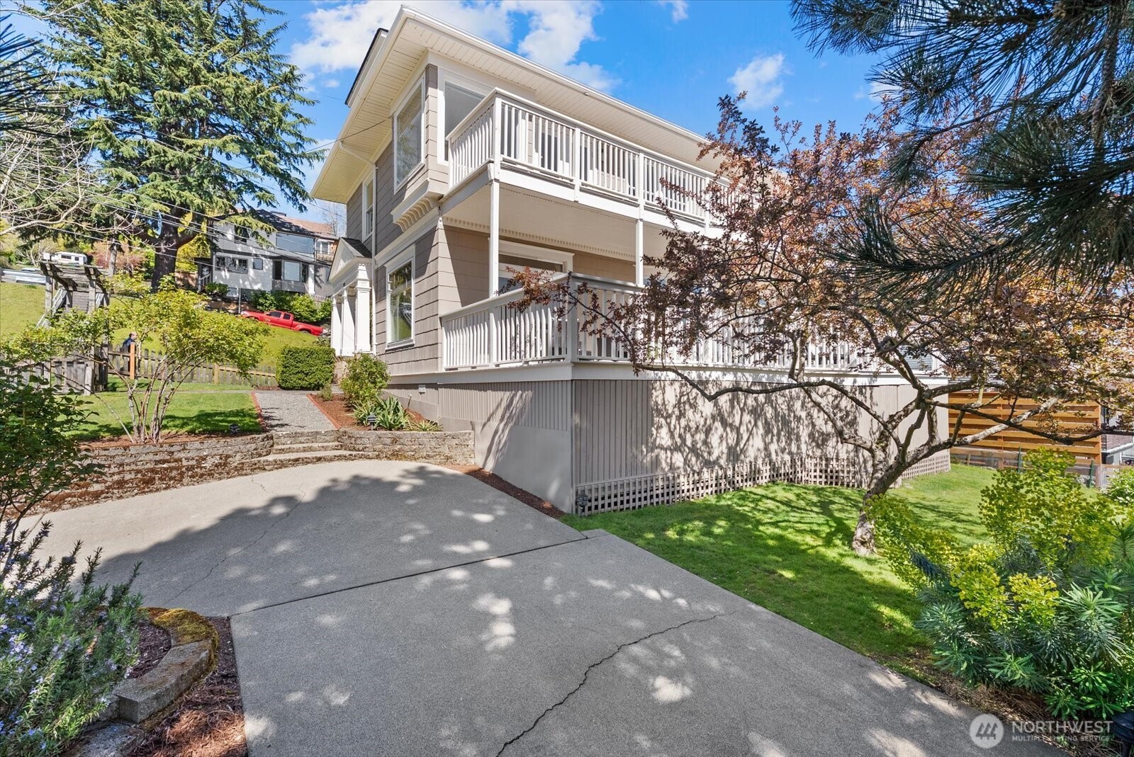 920 4th Avenue N, Seattle, WA 98109