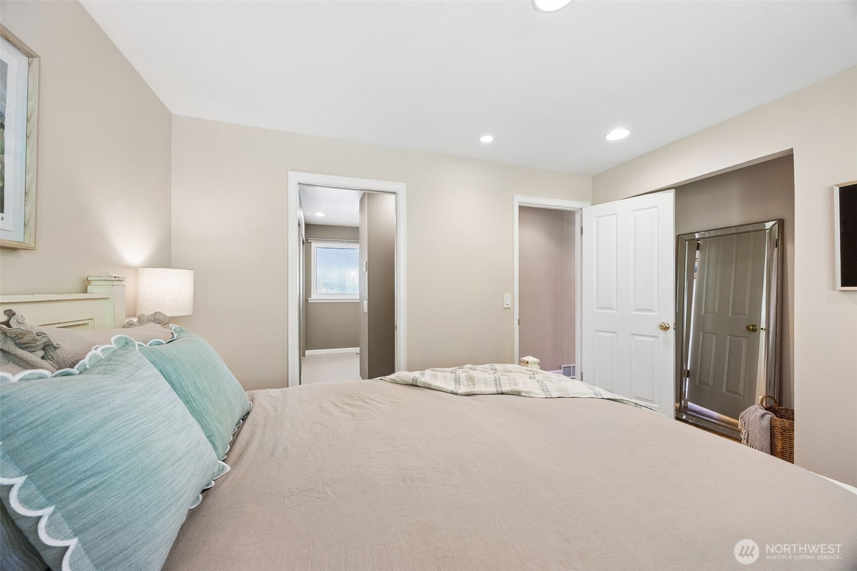 20811 8th Ave S, Des Moines, WA 98198-3246