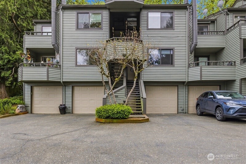 11630 NE 70th Place #Unit D, Kirkland, WA 98033-8400