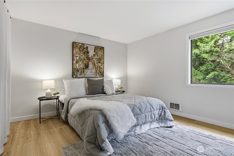 11630 NE 70th Place #Unit D, Kirkland, WA 98033-8400