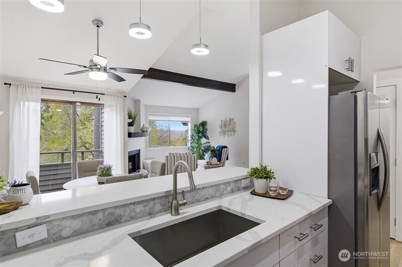 11630 NE 70th Place #Unit D, Kirkland, WA 98033-8400