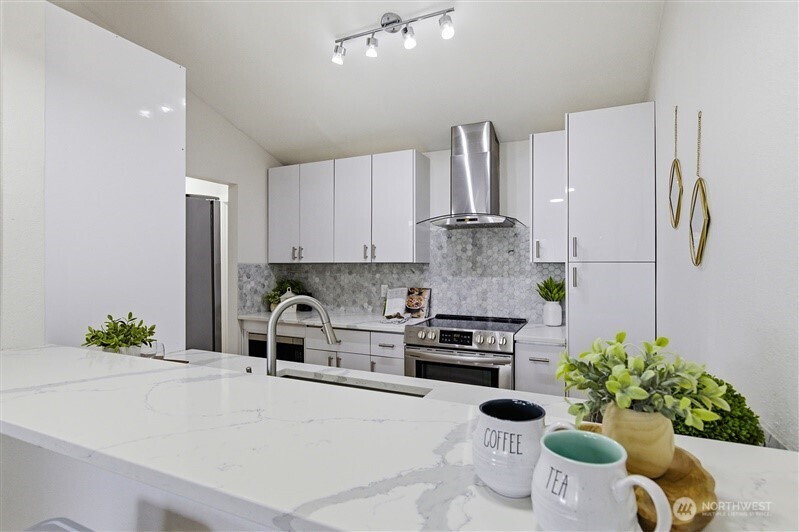 11630 NE 70th Place #Unit D, Kirkland, WA 98033-8400