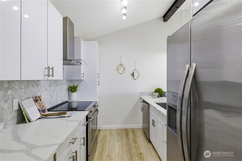 11630 NE 70th Place #Unit D, Kirkland, WA 98033-8400