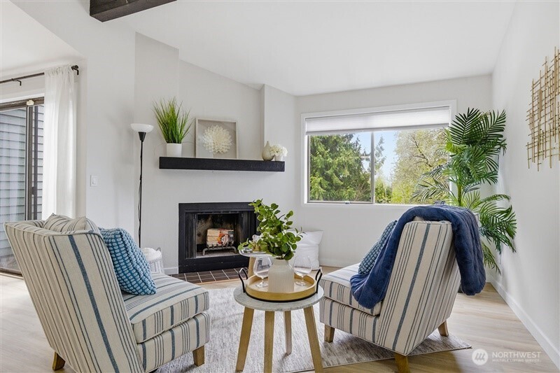 11630 NE 70th Place #Unit D, Kirkland, WA 98033-8400