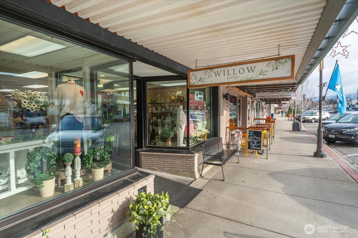 131 E Woodin Avenue , Chelan, WA 98816