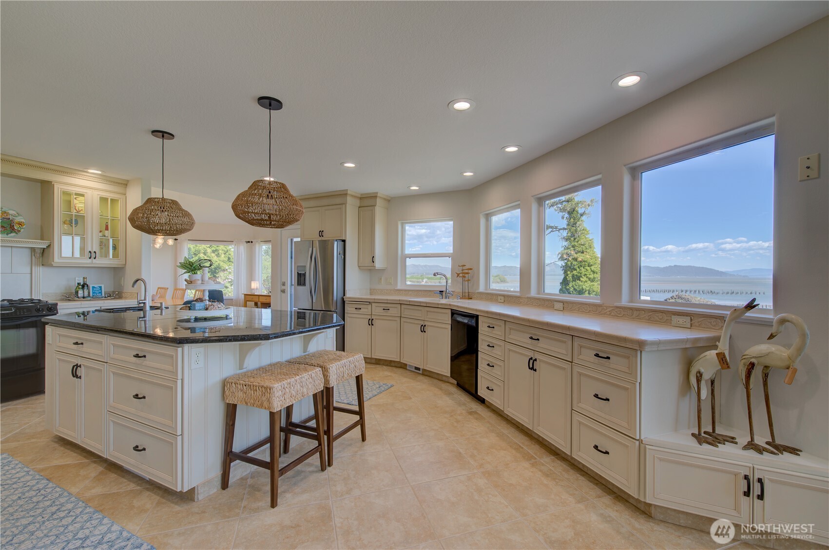 194 SW Robert Gray Drive , Ilwaco, WA 98624