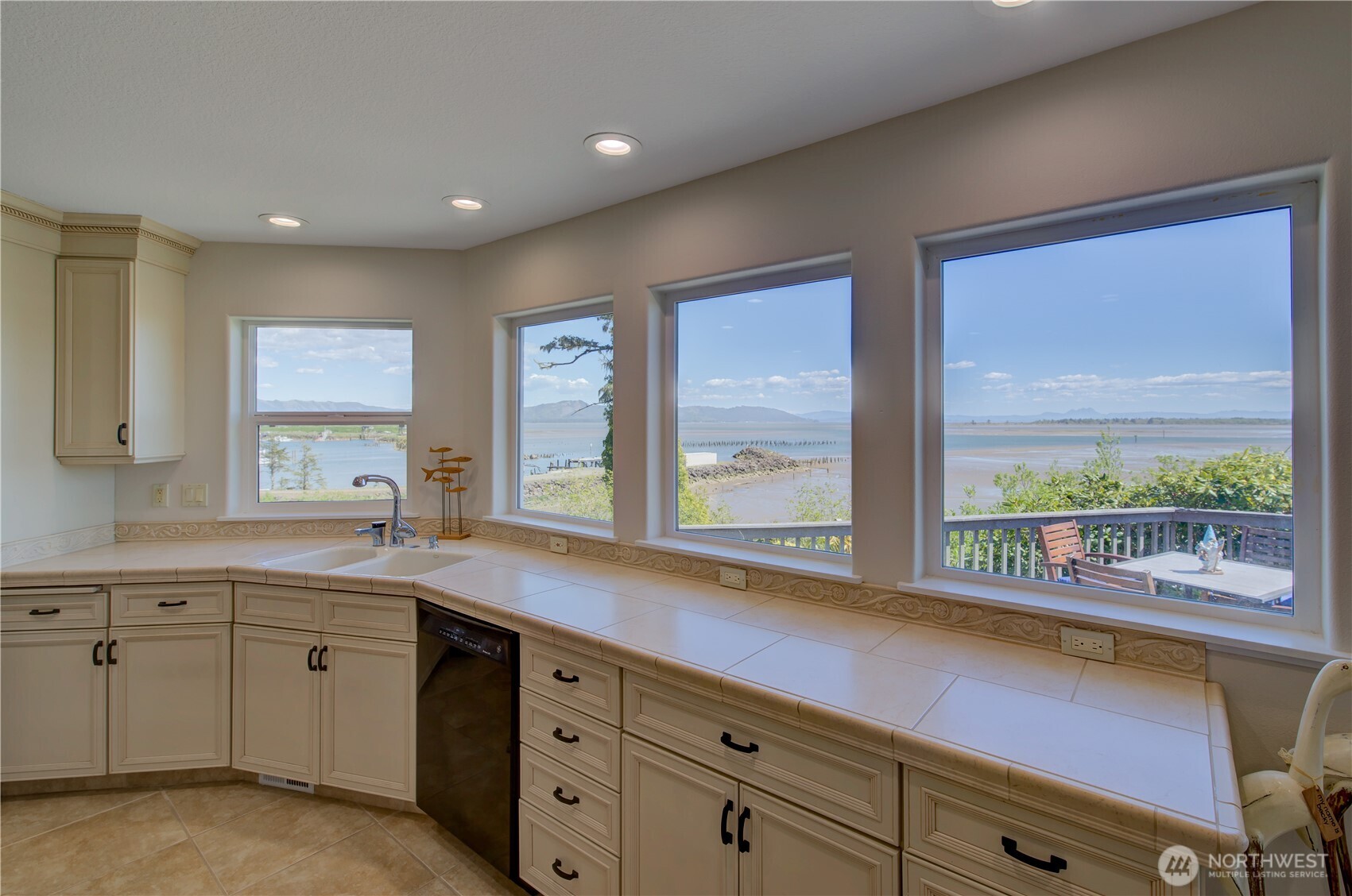 194 SW Robert Gray Drive , Ilwaco, WA 98624