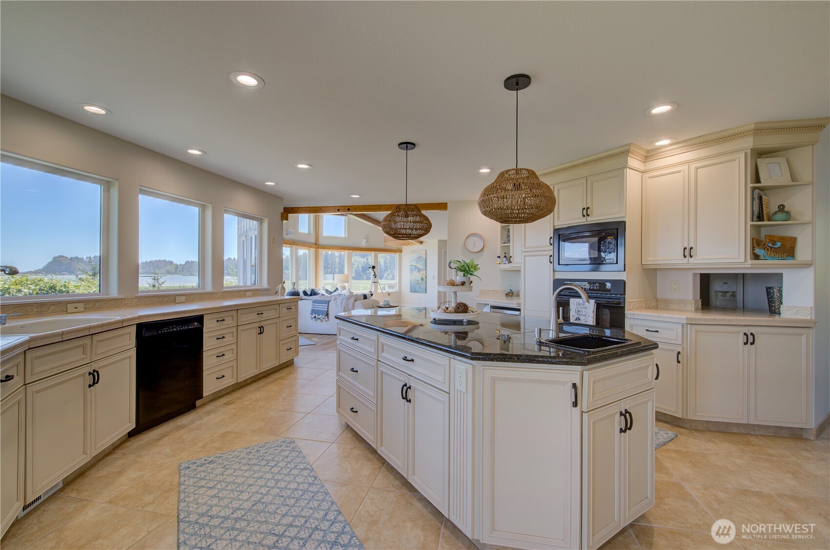 194 SW Robert Gray Drive , Ilwaco, WA 98624
