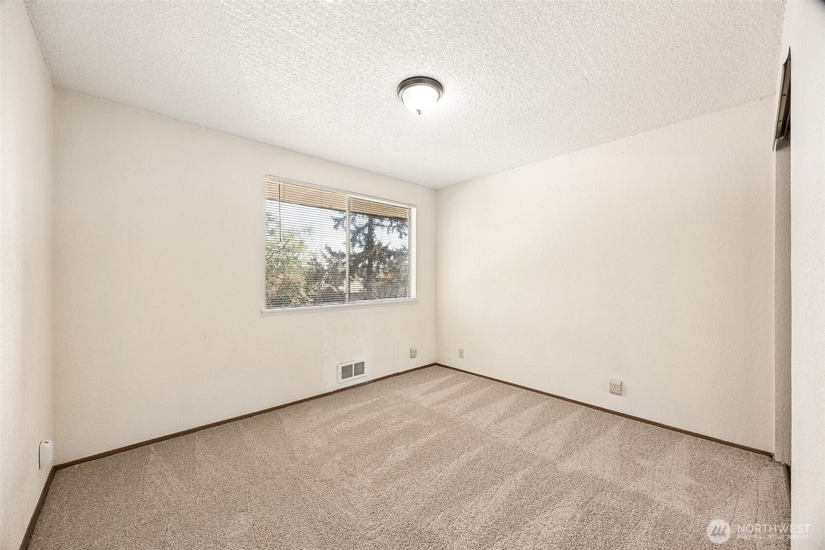 6107 204th Street SW #D2, Lynnwood, WA 98036