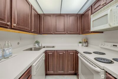 100 Ward Street #104, Seattle, WA 98109-3630 - Photo 23