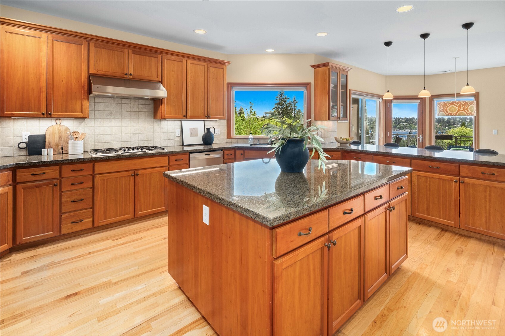 6317 NE 138th Place , Kirkland, WA 98034