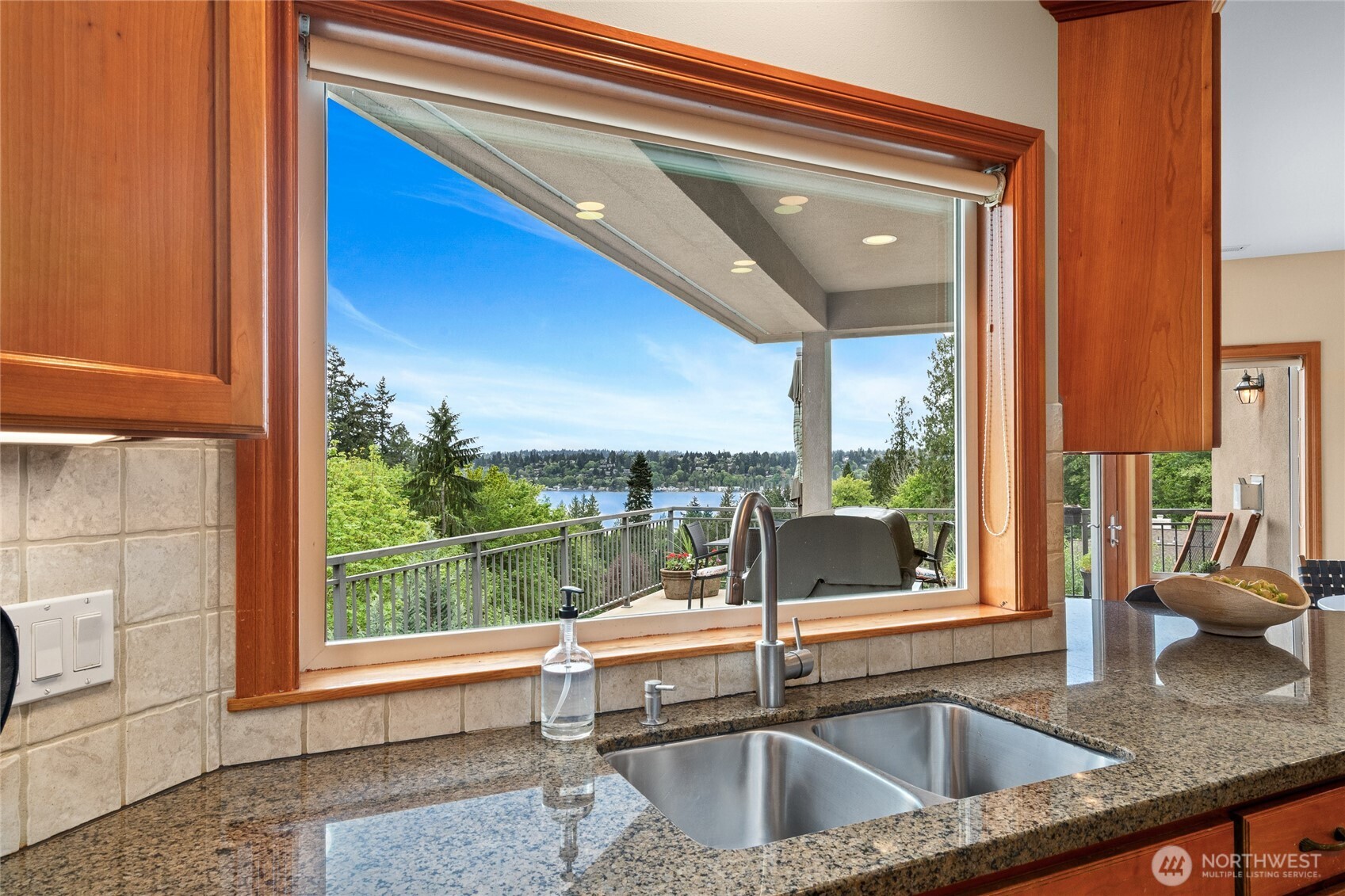 6317 NE 138th Place , Kirkland, WA 98034