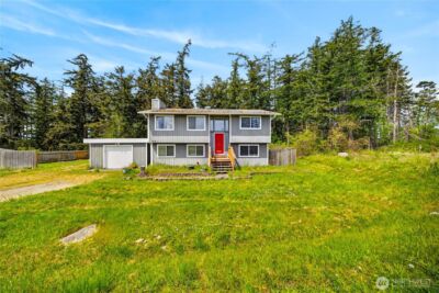 945 Walker Avenue , Oak Harbor, WA 98277-7643