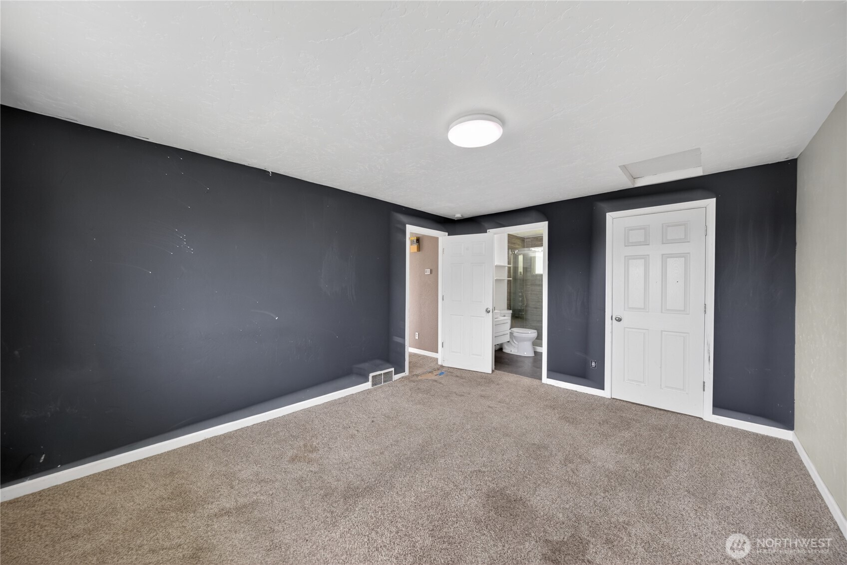 945 Walker Avenue , Oak Harbor, WA 98277-7643
