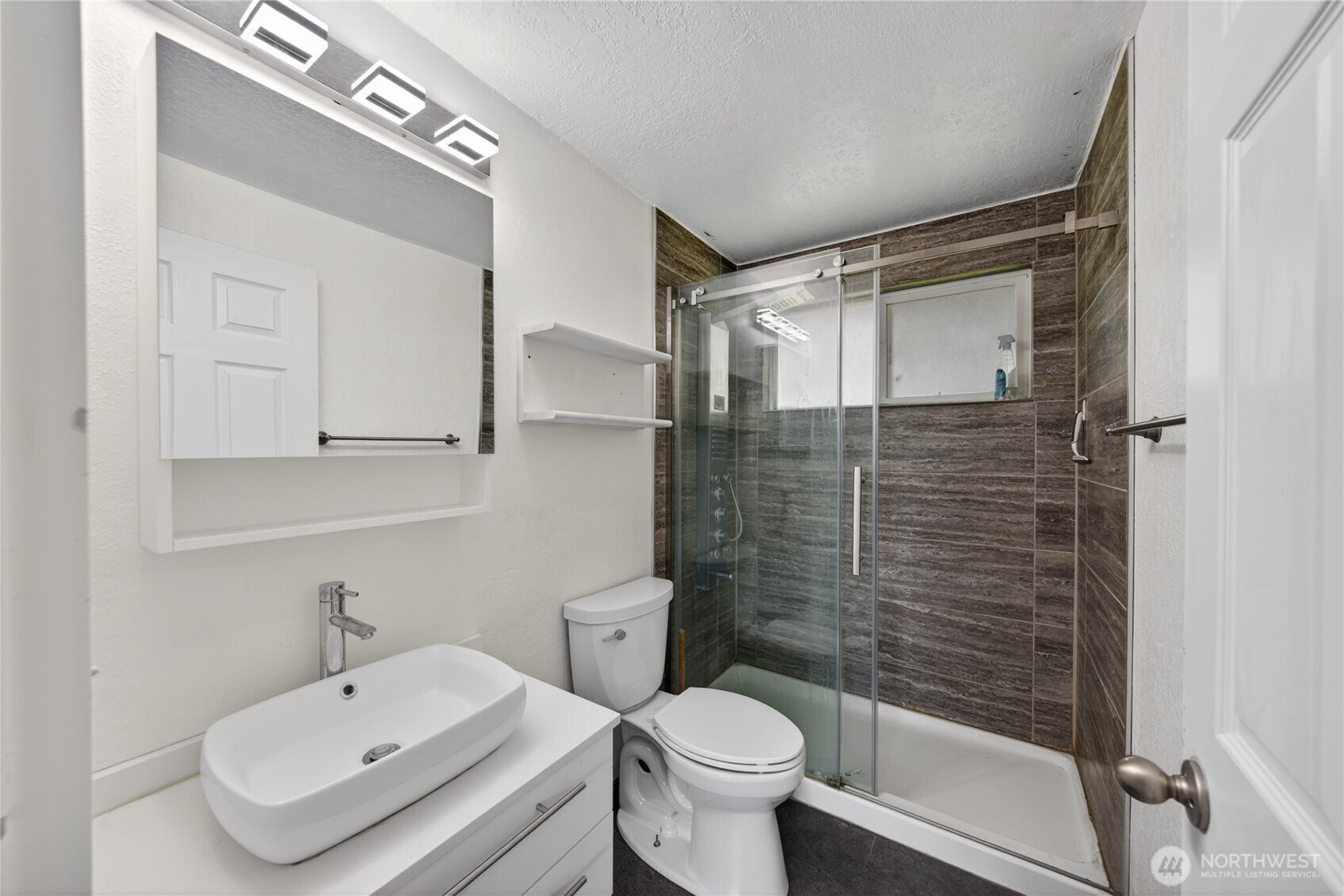 945 Walker Avenue , Oak Harbor, WA 98277-7643