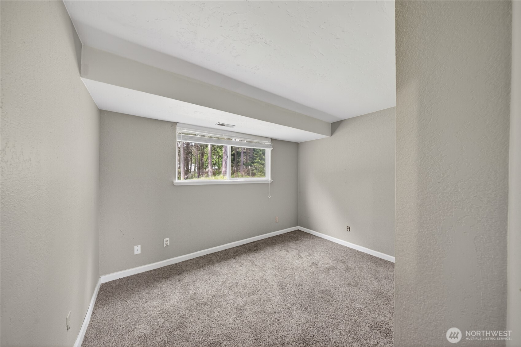 945 Walker Avenue , Oak Harbor, WA 98277-7643