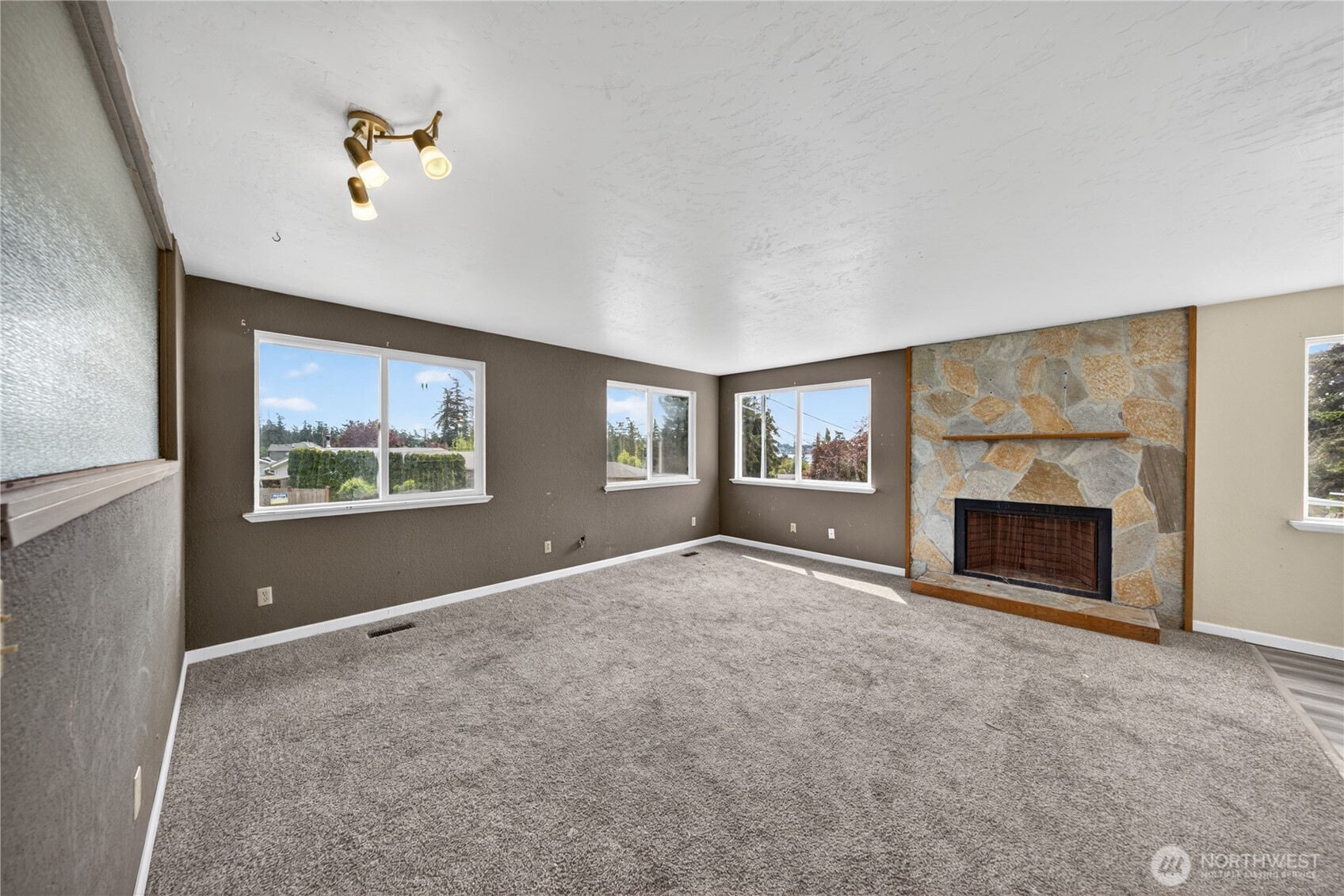 945 Walker Avenue , Oak Harbor, WA 98277-7643