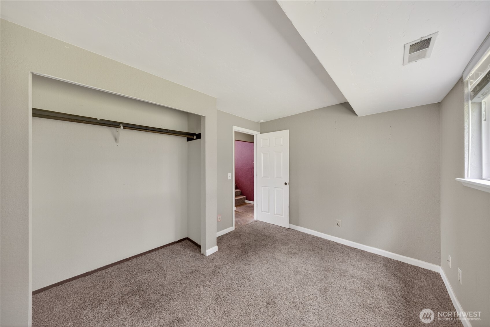 945 Walker Avenue , Oak Harbor, WA 98277-7643