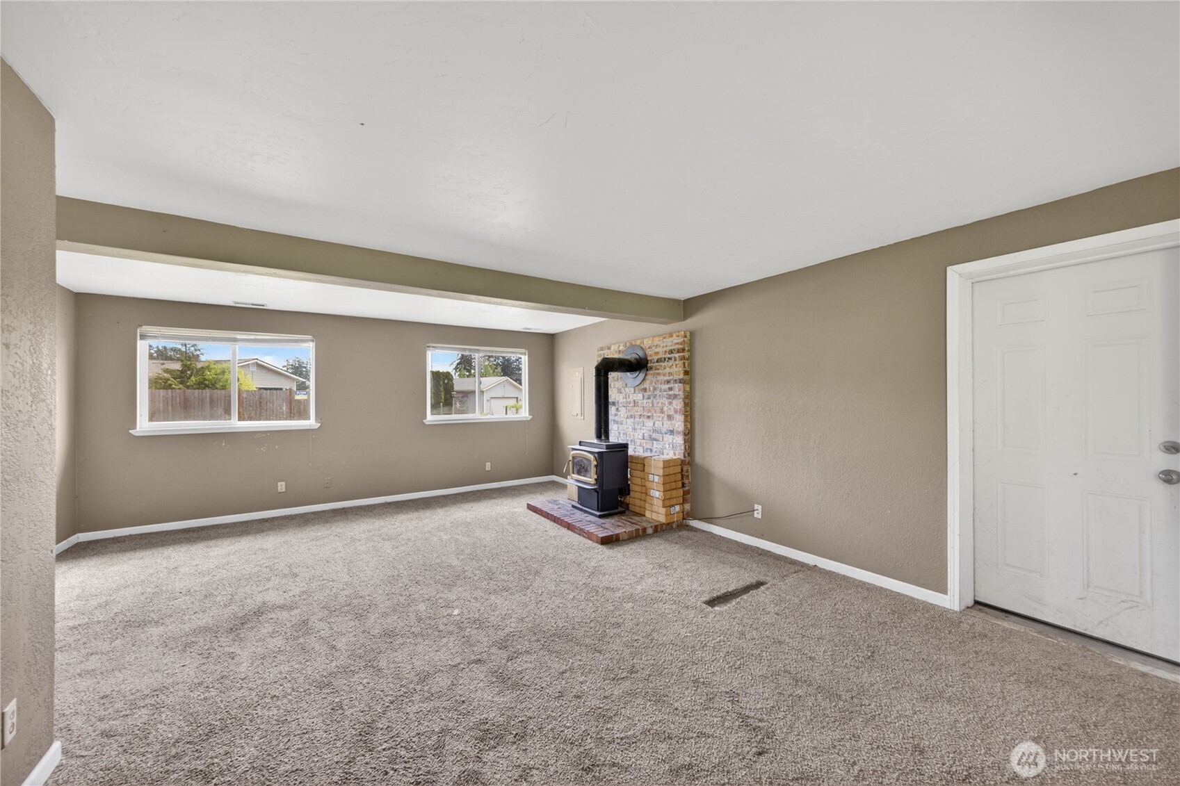 945 Walker Avenue , Oak Harbor, WA 98277-7643
