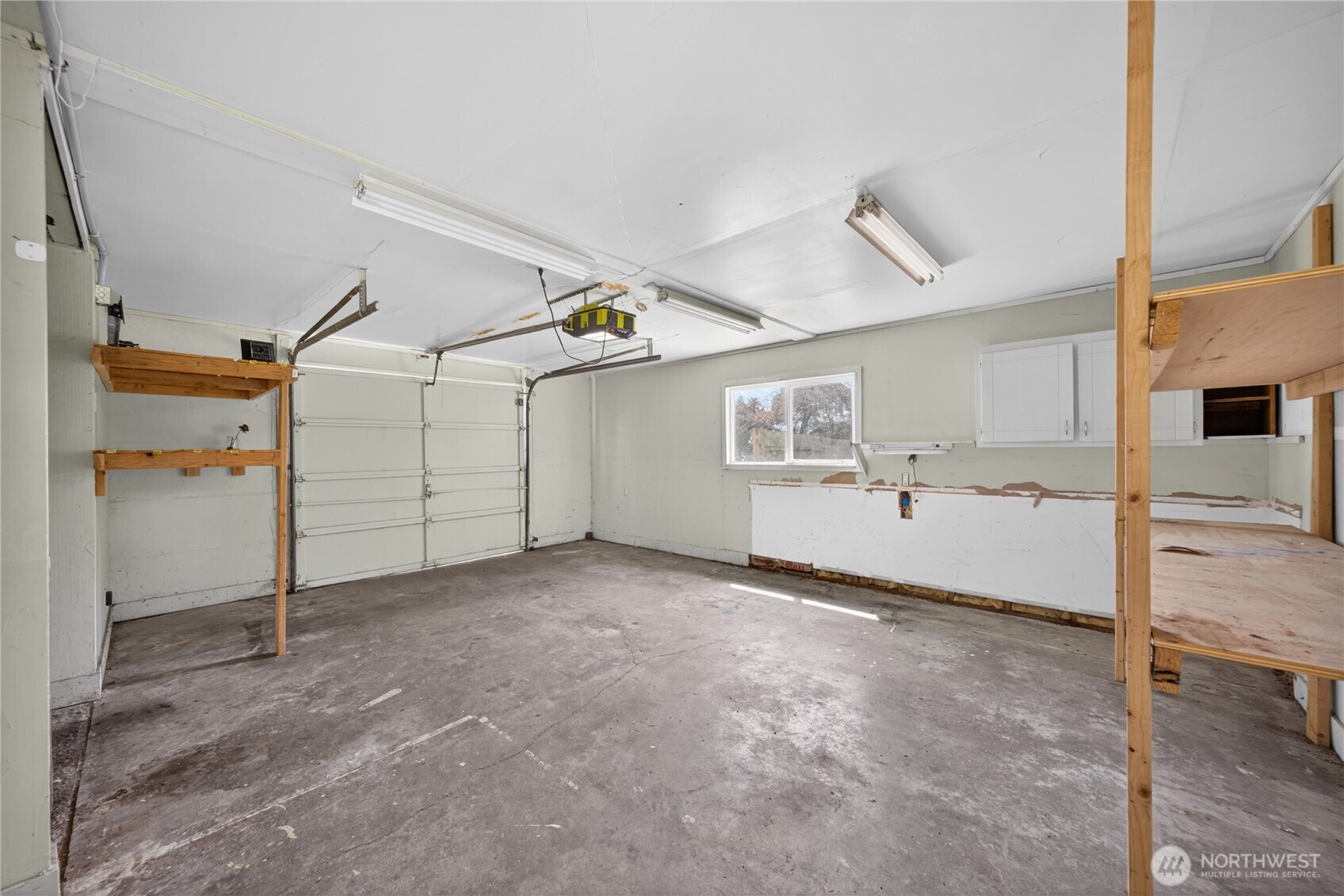 945 Walker Avenue , Oak Harbor, WA 98277-7643