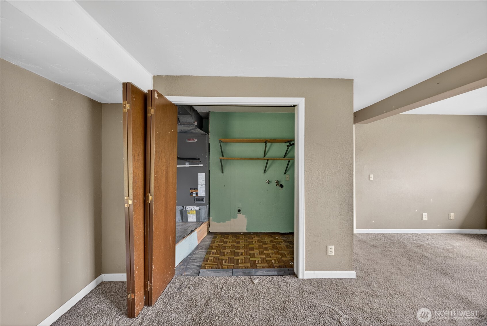 945 Walker Avenue , Oak Harbor, WA 98277-7643