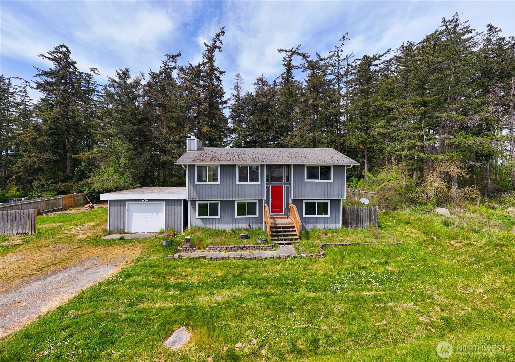 945 Walker Avenue , Oak Harbor, WA 98277-7643