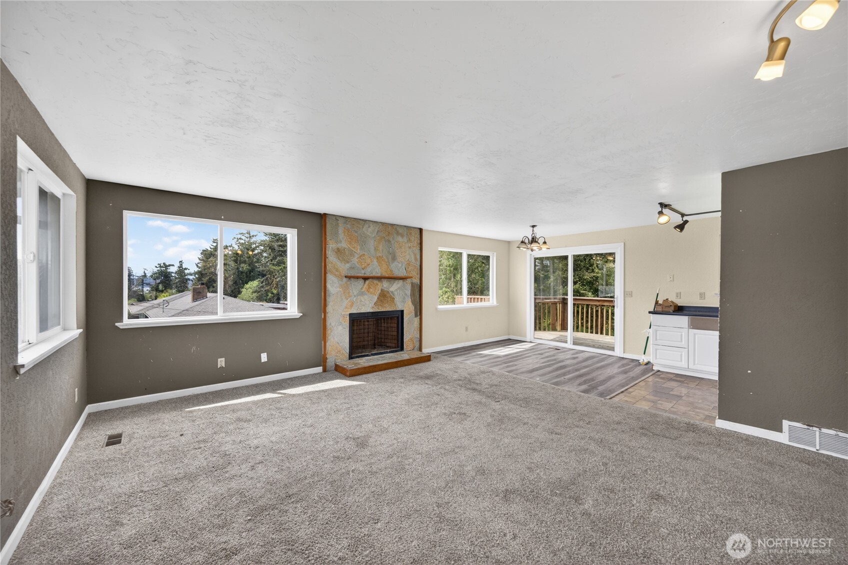 945 Walker Avenue , Oak Harbor, WA 98277-7643