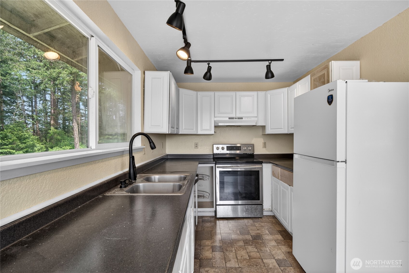 945 Walker Avenue , Oak Harbor, WA 98277-7643