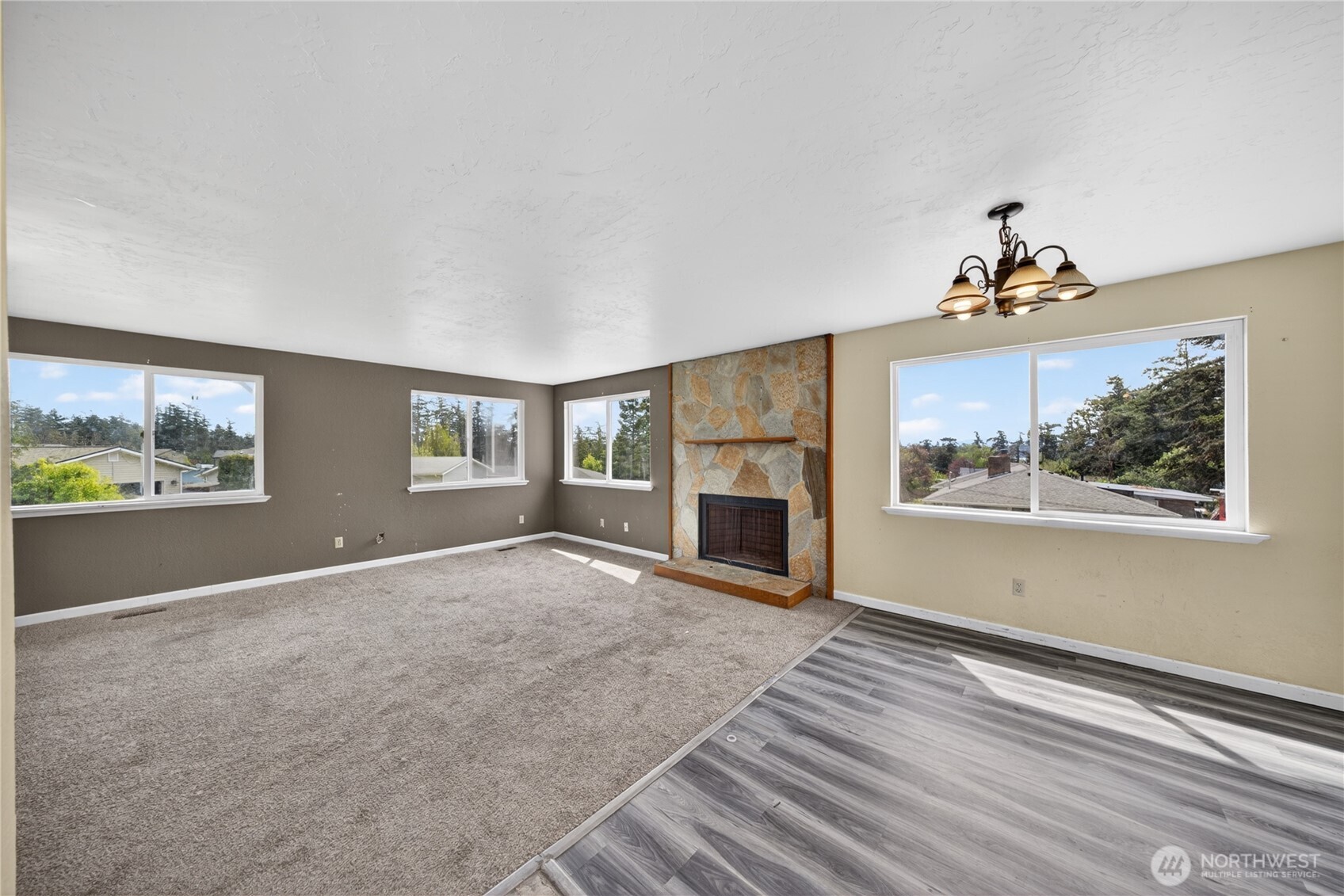 945 Walker Avenue , Oak Harbor, WA 98277-7643