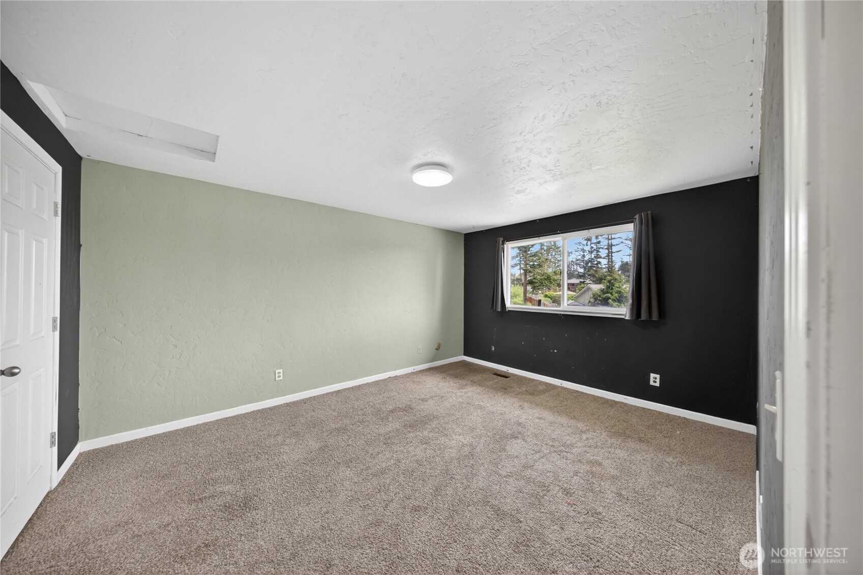 945 Walker Avenue , Oak Harbor, WA 98277-7643