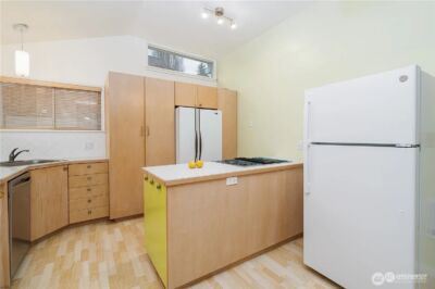 311 NE 95th St , Seattle, WA 98115 - Photo 4