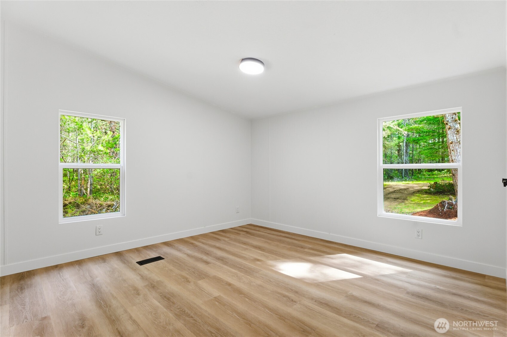 161 N Broken Arrow Drive , Hoodsport, WA 98548