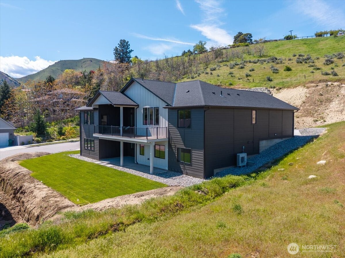 982 Spring Mountain Drive , Wenatchee, WA 98801