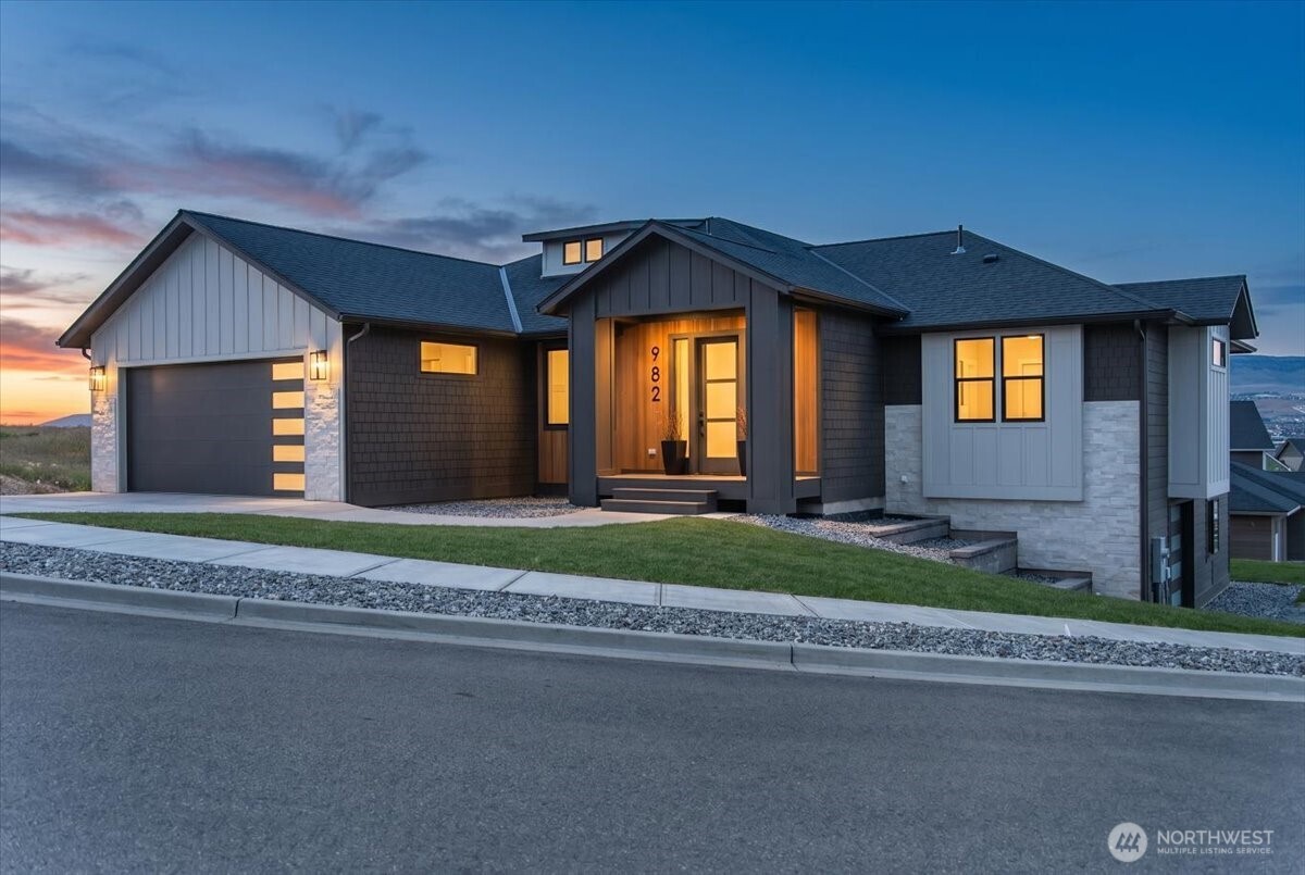 982 Spring Mountain Drive , Wenatchee, WA 98801