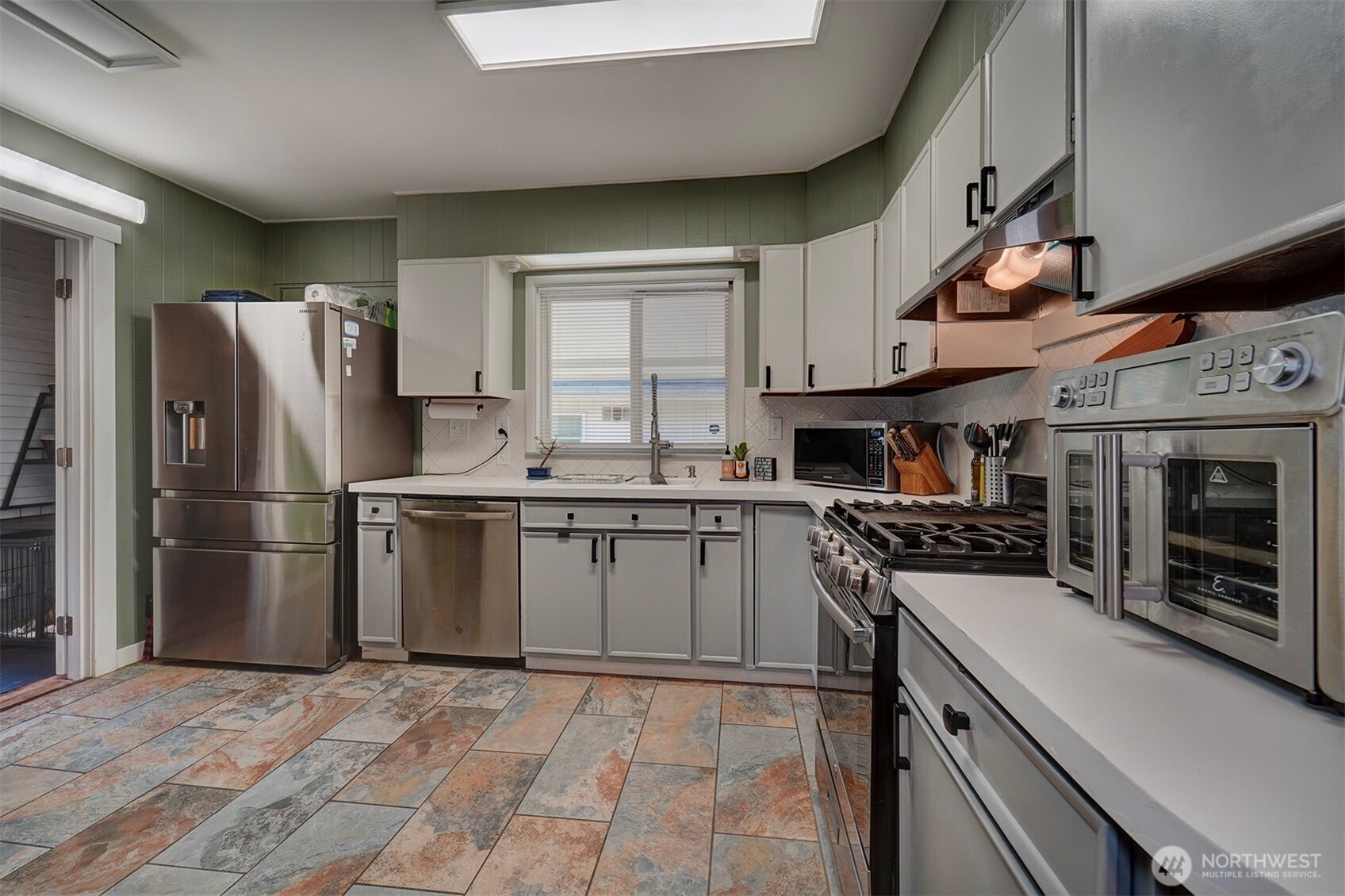 1112 N Cambrian Avenue , Bremerton, WA 98312