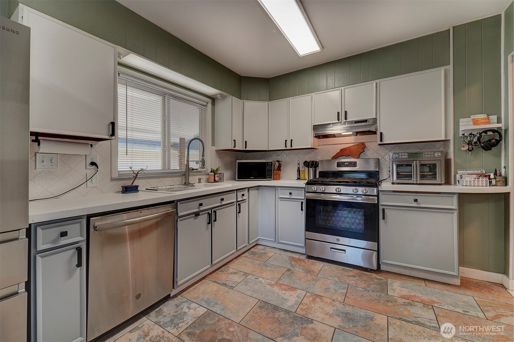 1112 N Cambrian Avenue , Bremerton, WA 98312