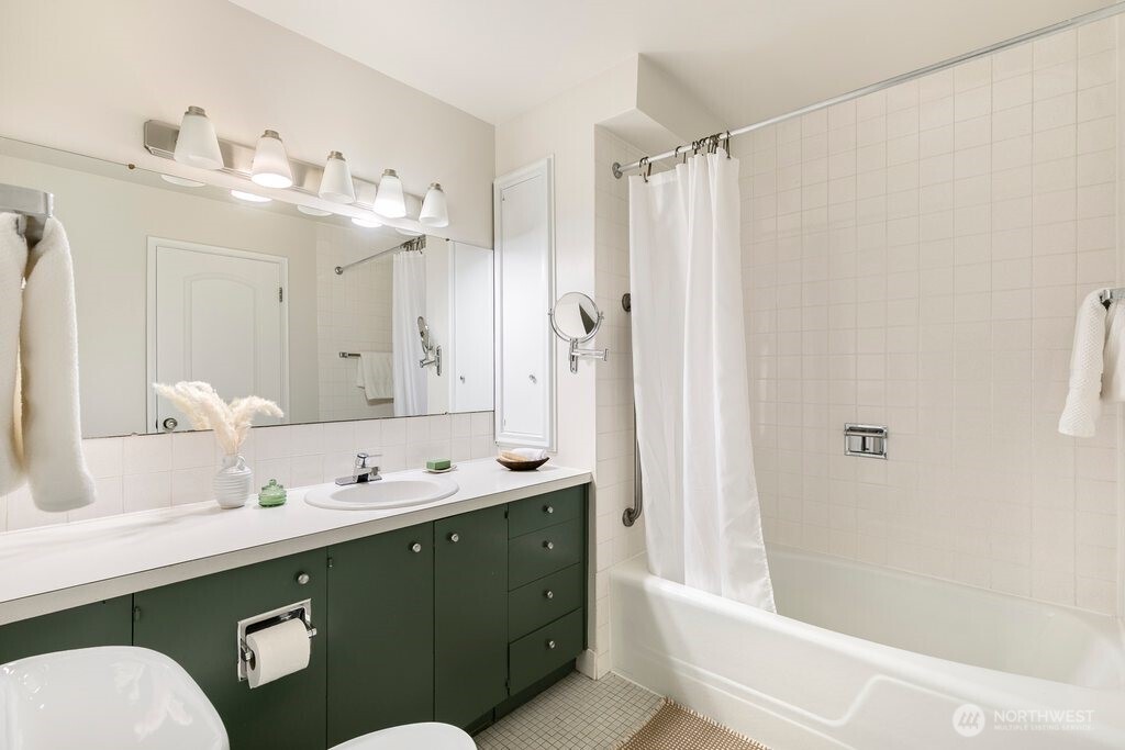521 5th Avenue W #805, Seattle, WA 98119