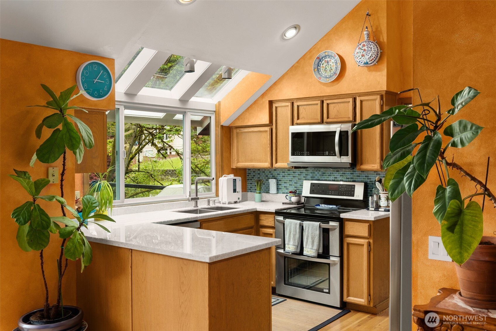9602 NE 35th Place , Clyde Hill, WA 98004-1800