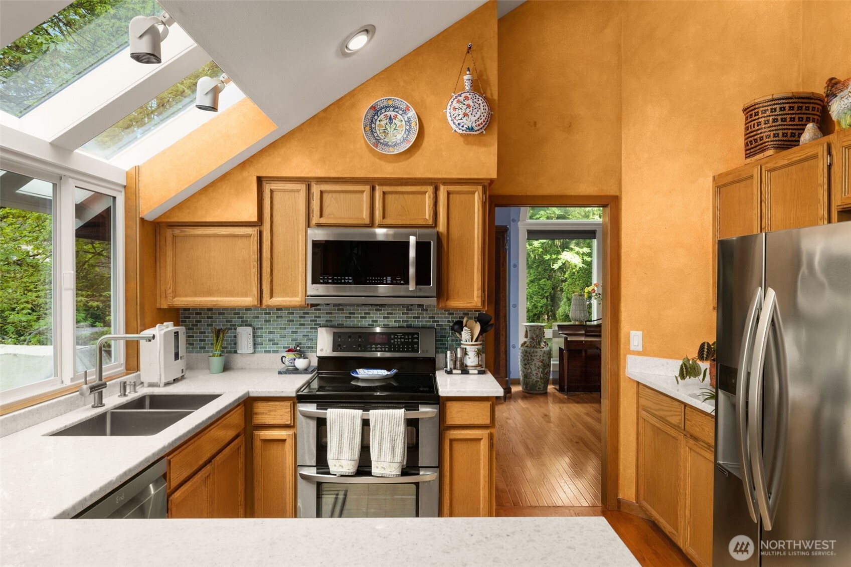 9602 NE 35th Place , Clyde Hill, WA 98004-1800
