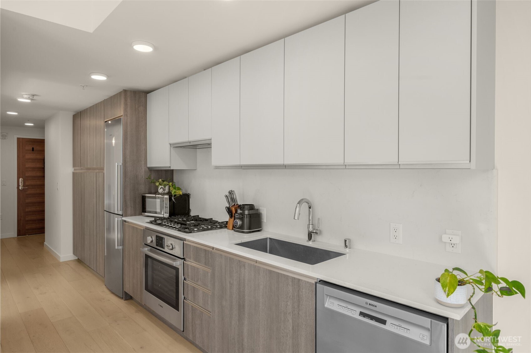 800 Columbia Street #808, Seattle, WA 98104