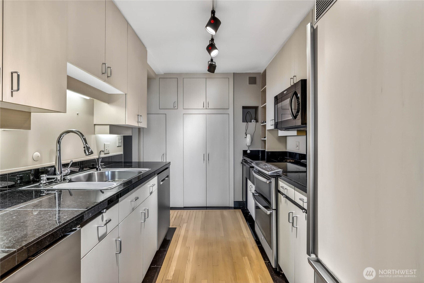 4540 8th Avenue NE #2106, Seattle, WA 98105